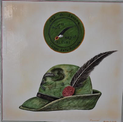 Ceramiche d-Arte di Albisola - Piastra in maiolica con cappello Alpino e Stemma ANA.
Maiolica dipinta a mano.
